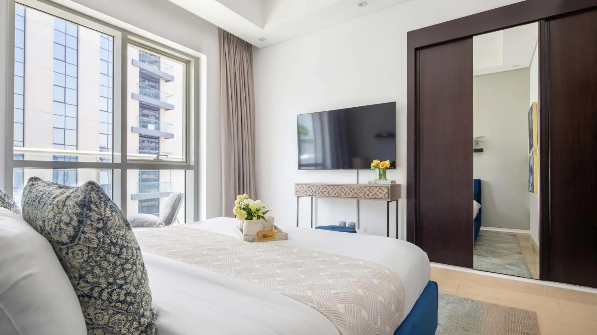 Frank Porter - Mon Reve Dubai Apartment