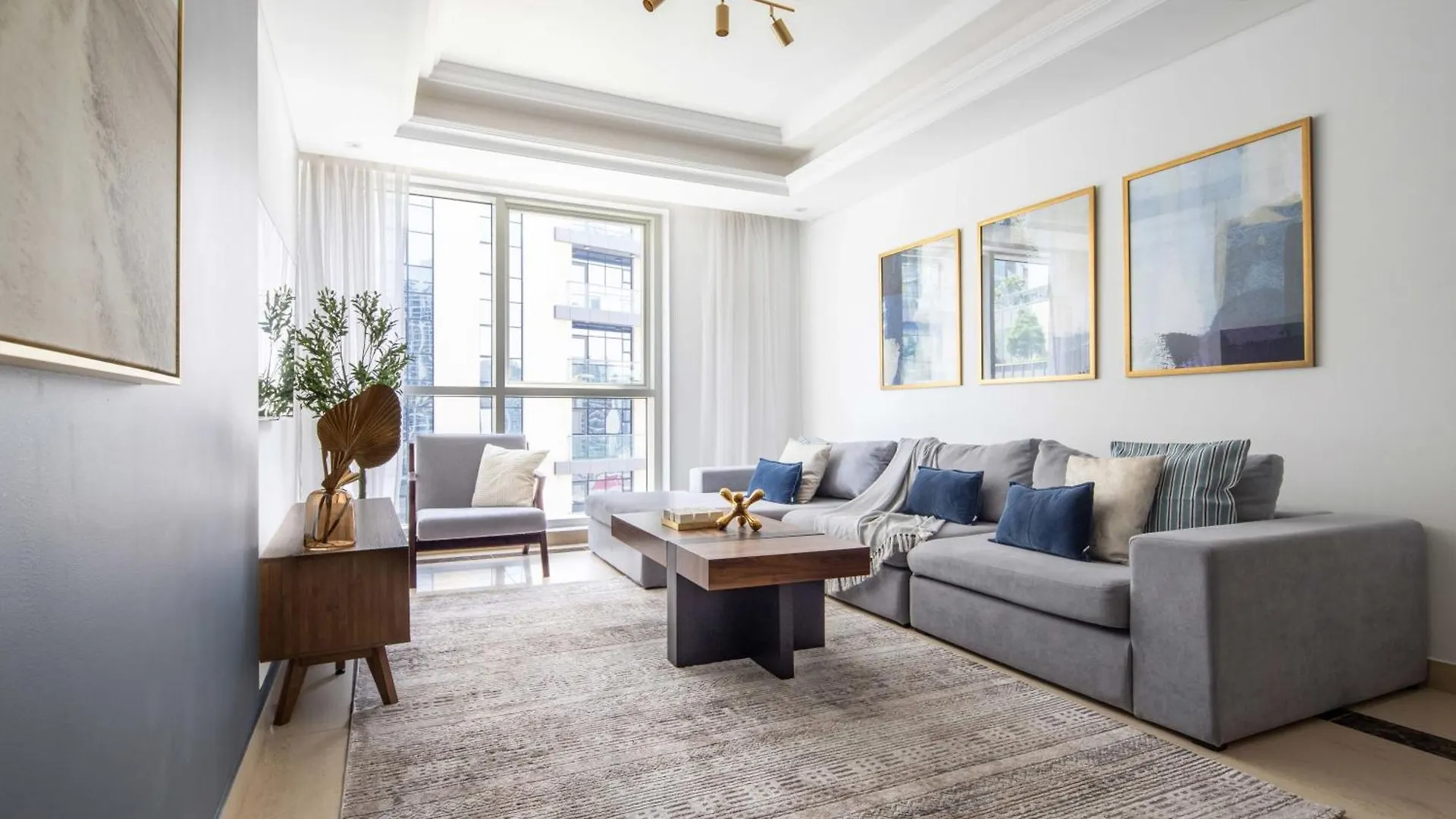 Frank Porter - Mon Reve Dubai Apartment